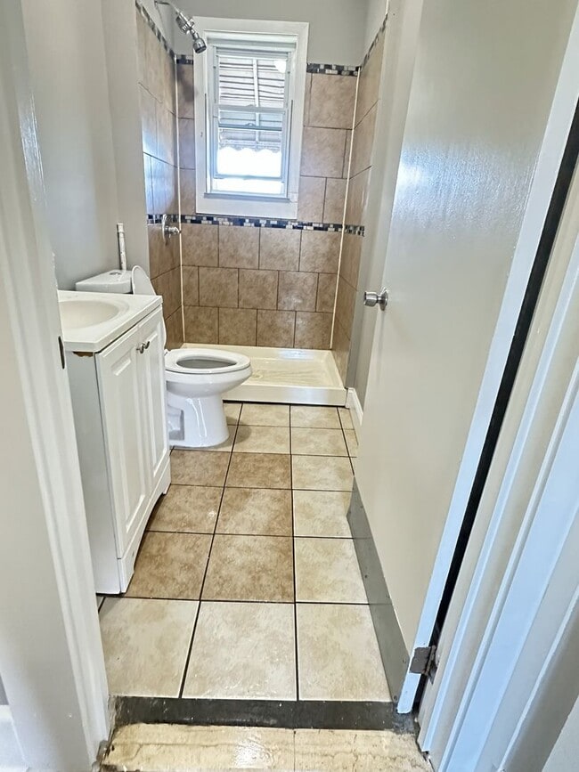 Building Photo - Spacious 4BR Rowhome Near Ellwood Park, Washer/Dryer Included