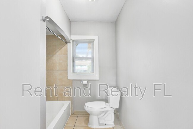 Building Photo - 827 Paris Ave S