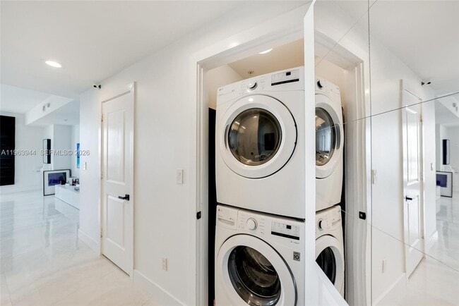 Building Photo - 315 NE 3rd Ave