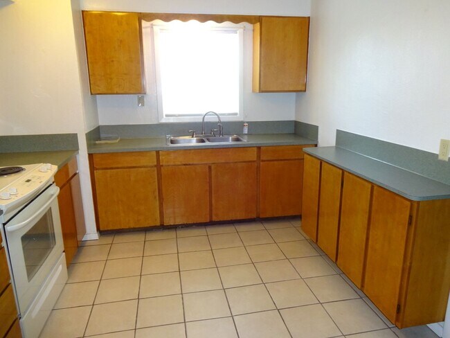 Building Photo - Price Drop - Cute & Convenient Springfield Home.