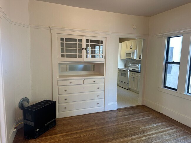Building Photo - 423 49th St