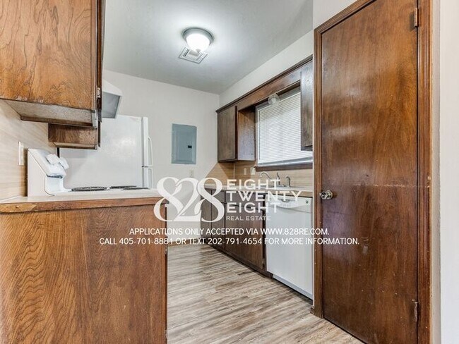 Building Photo - West Norman 2 Bed/1 Bath Duplex WITH Fenced Backyard! AVAILABLE NOW!