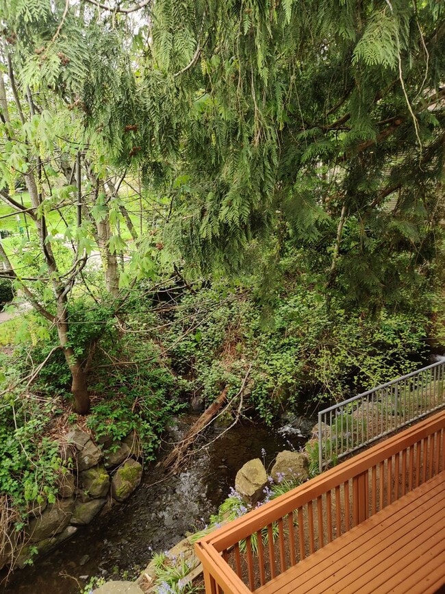 Building Photo - Great Lake Sammamish condo