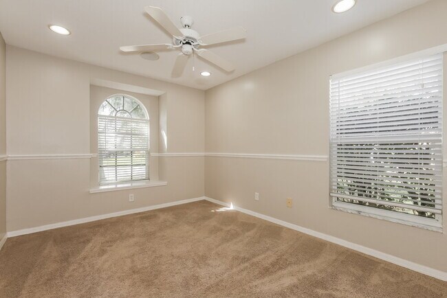 Building Photo - 2010 Berry Lake Dr