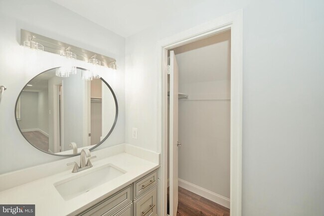 Building Photo - 9900 Kingsbridge Dr
