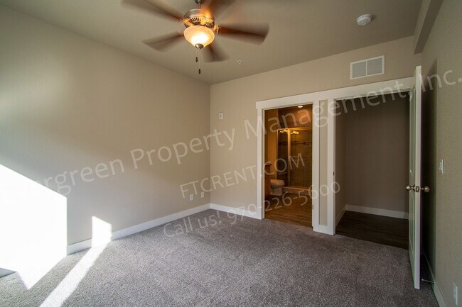Building Photo - 2715 Iowa Dr
