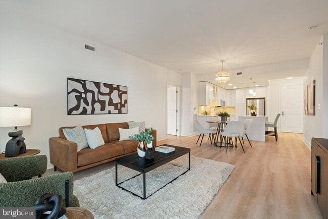 Building Photo - 8220 Crestwood Heights Dr