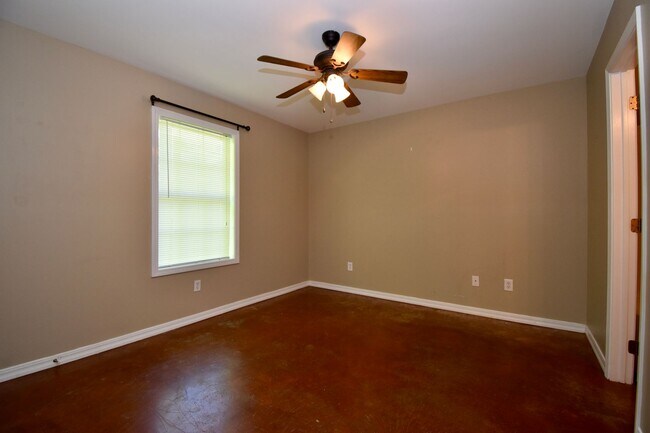 Building Photo - 1/2 Off First Months Rent!