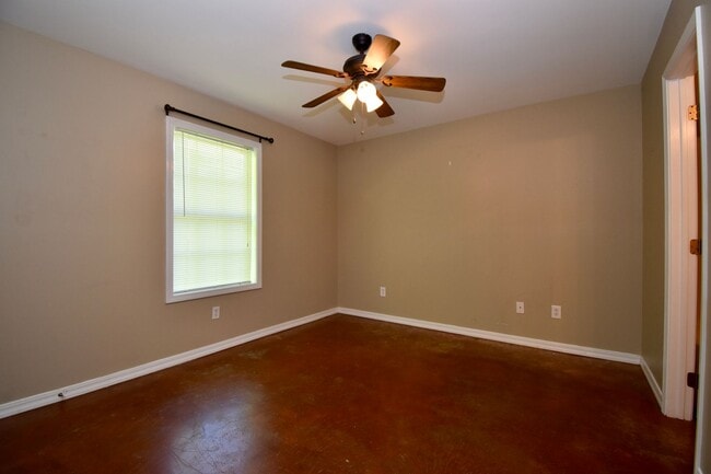 Building Photo - 3 Bedrooms, 3 Bathrooms, & Close to Campus...