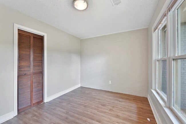 Building Photo - 326 Mathews Ave NE