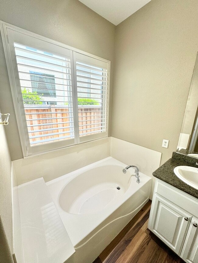 Building Photo - Stunning 3-bedroom 3-bathroom home in Yank...