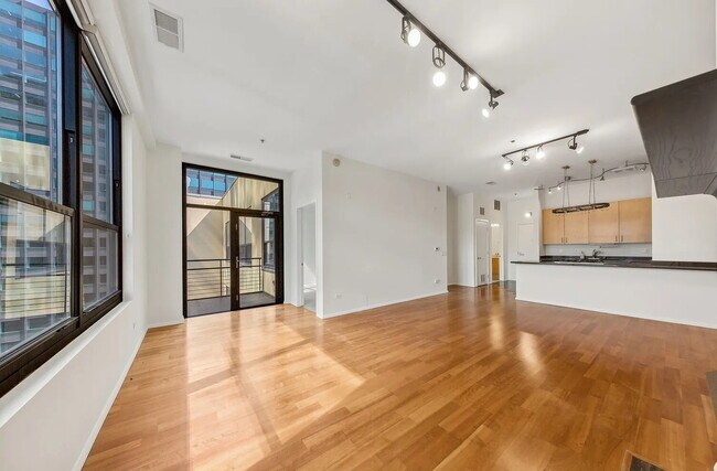 Building Photo - Modern Unit in Prime Location