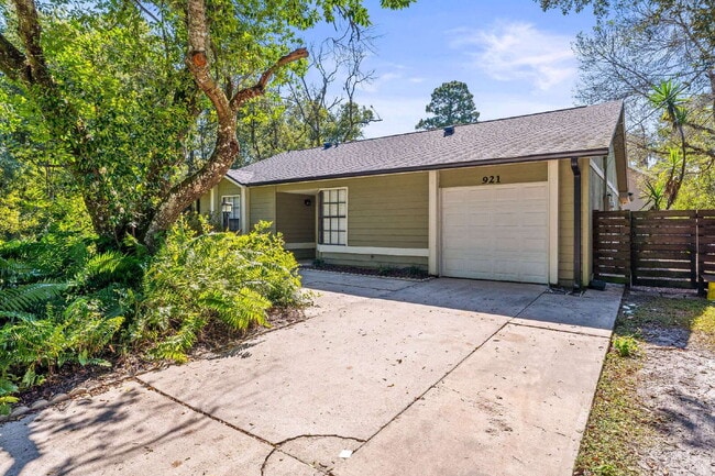 Building Photo - Charming 3-Bedroom Home with 2 Full Baths ...