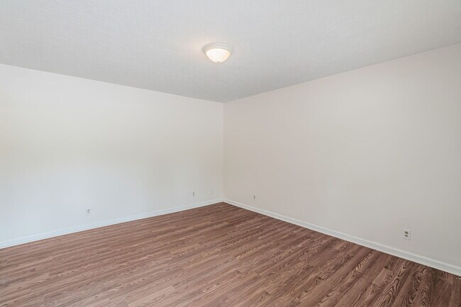 Building Photo - 476 E Red Bud Rd