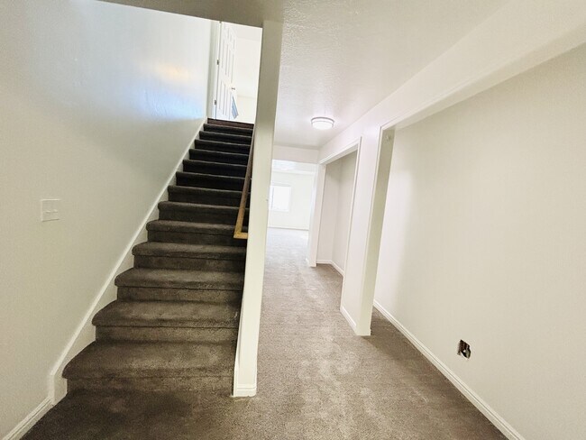 Building Photo - 1094 1825 W