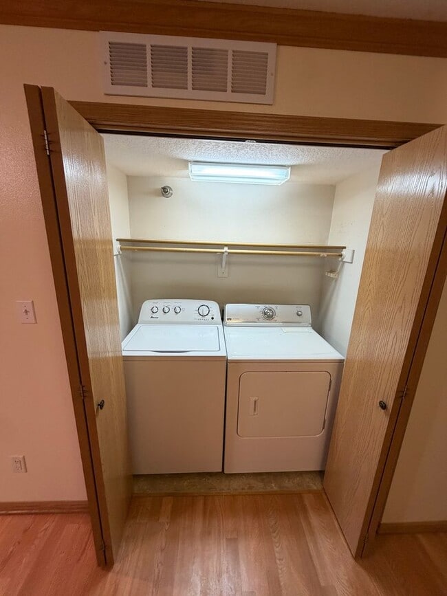 Building Photo - Condo For Rent!