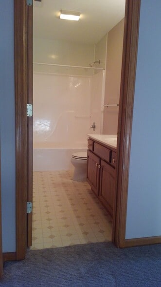 Guest Bath - 601 Thomas Dr