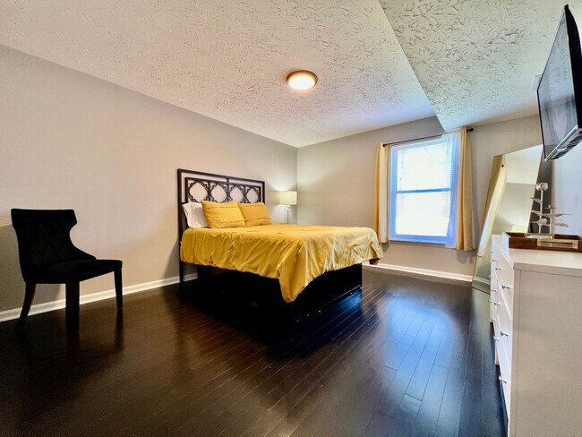 Building Photo - Fully Furnished Home with great location