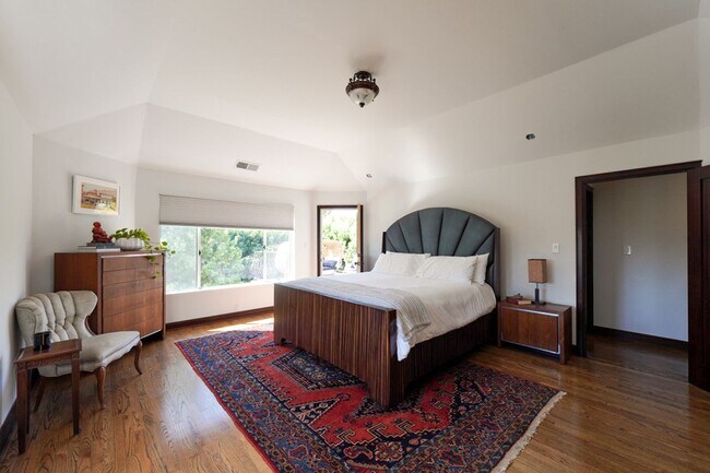 Building Photo - 6 Bed 5 Bath House with Fully Converted Co...