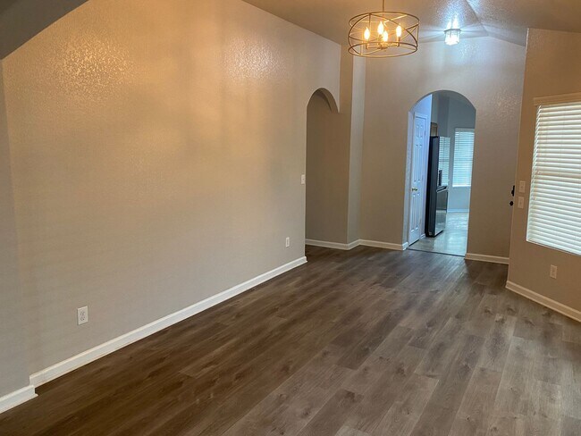 Building Photo - 3/2 Single Story ~ Conveniently located to...