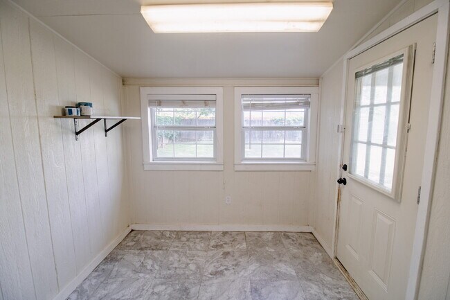 Building Photo - Spacious 3-bedroom home!