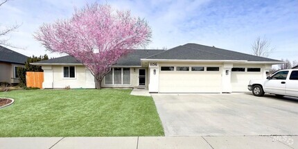 Building Photo - Fantastic 4 Bedroom Home with 3 Car Garage...