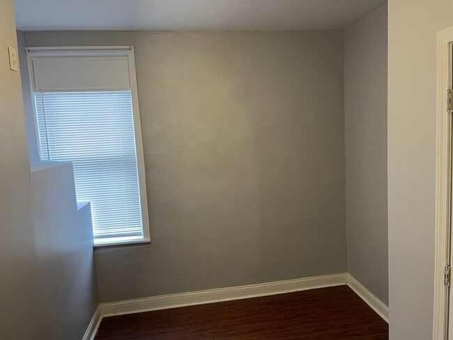 Building Photo - Large Spacious 4 BR 1.5 BA Ready to be Cal...