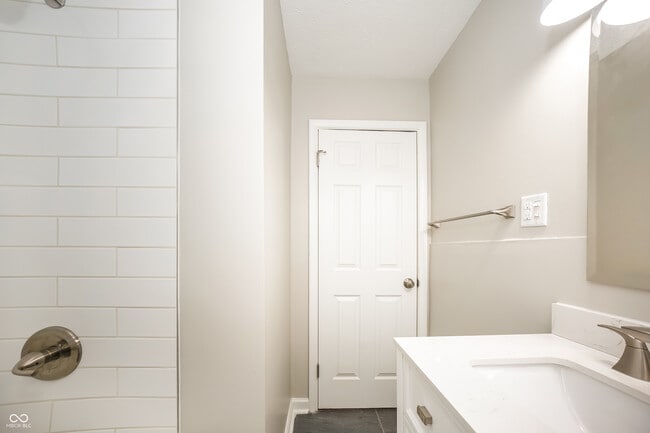 Building Photo - 6667 E 17th St