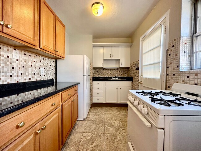 Building Photo - 7022 Jamieson Ave