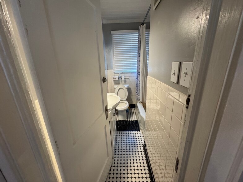 Bathroom - 1065 Atlantic Dr NW