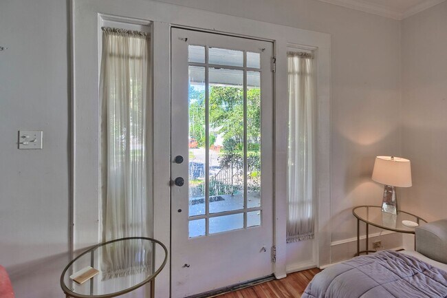Building Photo - Adorable Bungalow in Highly Sought-After C...
