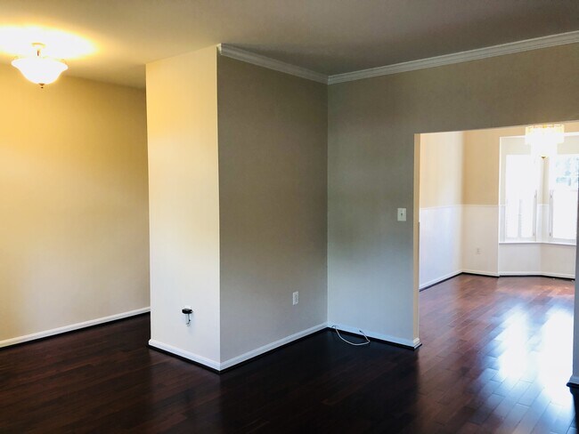 Building Photo - Available NOW!! HOME IN PARK RIDGE