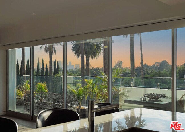 Building Photo - 838 N Doheny Dr
