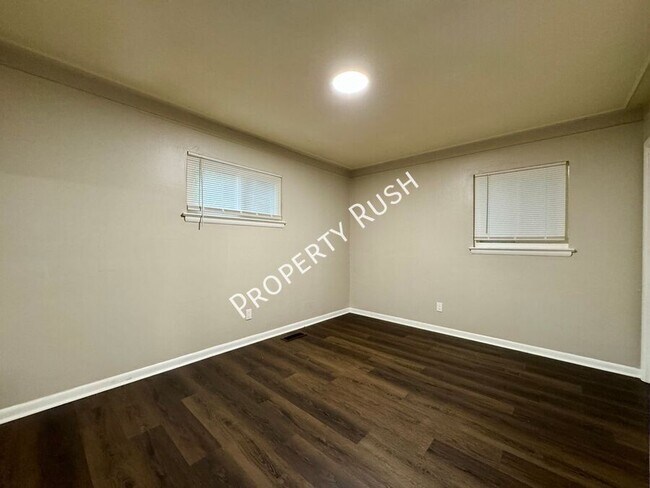 Building Photo - 801 N Parkdale Ave