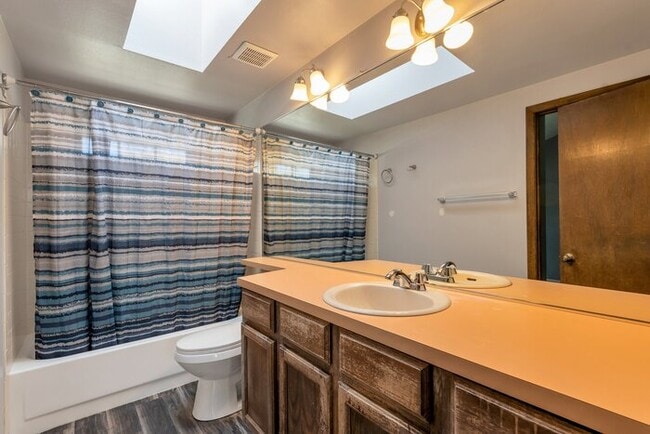 Building Photo - 2 bed 1 bath Townhome with a 2 car garage