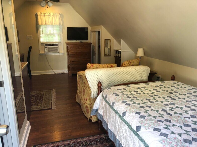 Full bed, love seat and LVP flooring. - 5804 Searl Ter