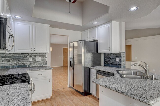 Building Photo - POOL House in Silverado Ranch!
