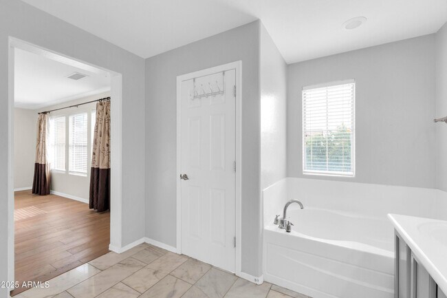 Building Photo - 2040 W Kathleen Rd