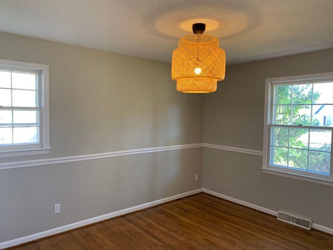 Building Photo - Updated 3 Bedroom Located Off Jefferson Rd - Lawncare Included!