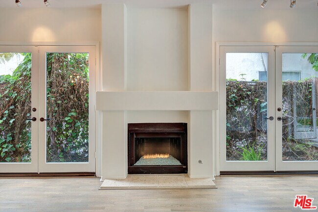 Building Photo - 858 N W Knoll Dr