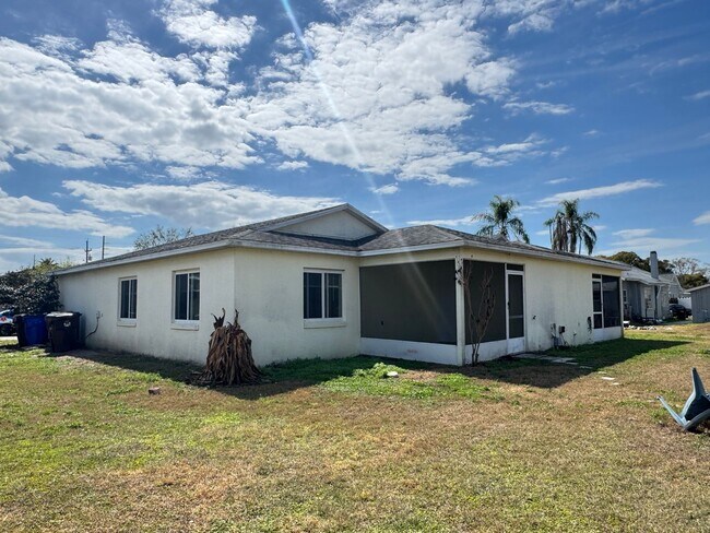 Building Photo - Beautiful 3/2 Duplex in St. Cloud