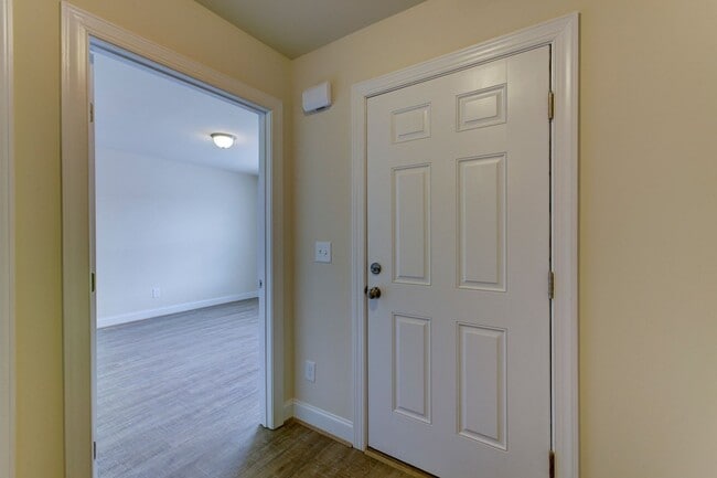 Building Photo - Two Story Townhome!