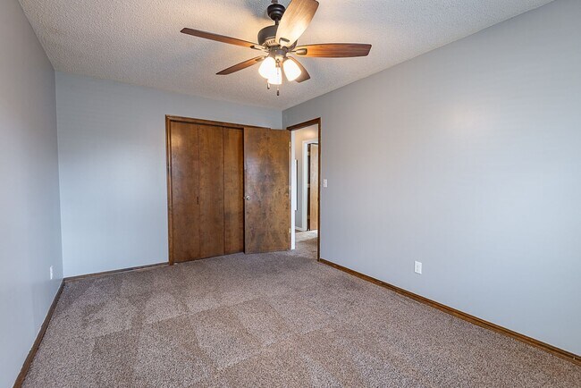 Building Photo - 3 Bed 2.5 Bath Springfield, MO