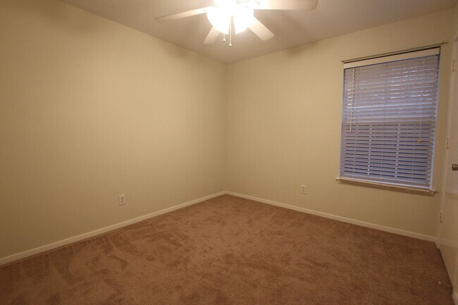 Building Photo - 408 Redbud Cir