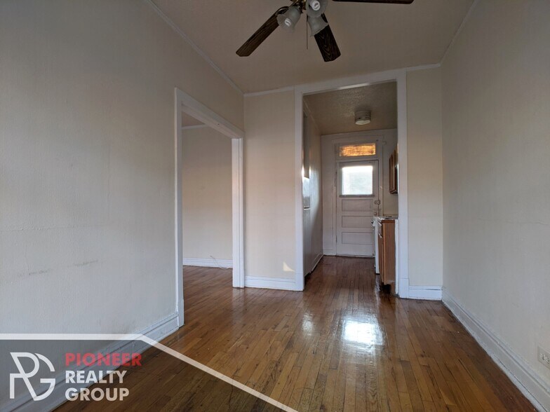 Building Photo - 622 W Cornelia Ave