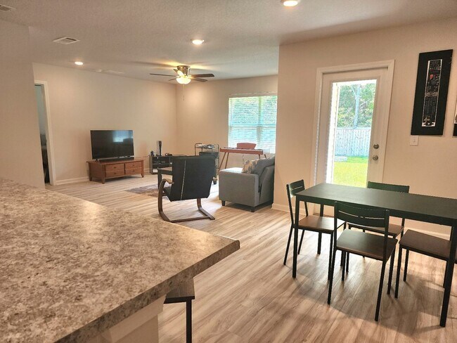 Building Photo - 5379 Peach Dr