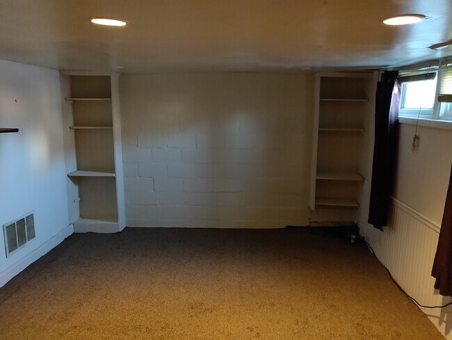 Building Photo - Charming 3 Bedroom/1.5 Bathroom Townhome in Cameron Village, MD!