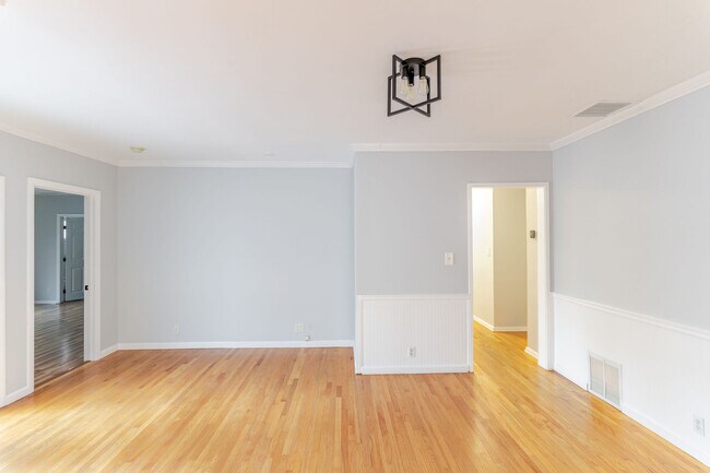 Building Photo - 640 E Valencia Ave