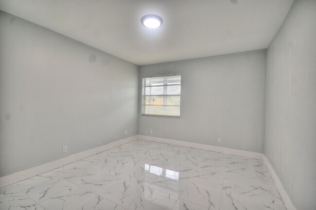 Building Photo - 137 Normandy Ln