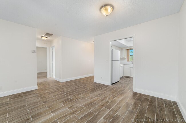 Building Photo - 2567 Dudley Dr E